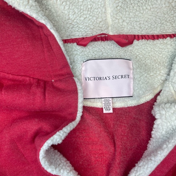 Victoria’s Secret Hooded Sherpa Drawstring Robe. Dark pink & Creme size XS/S
#2 - Picture 2 of 3